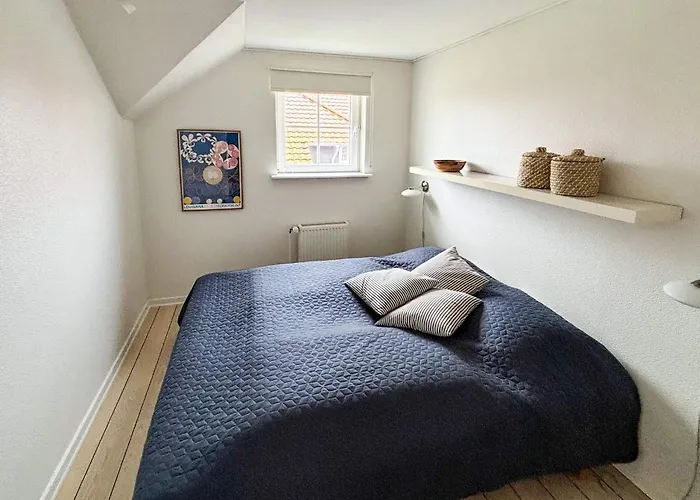 8 Person In Bogense-by Traum *