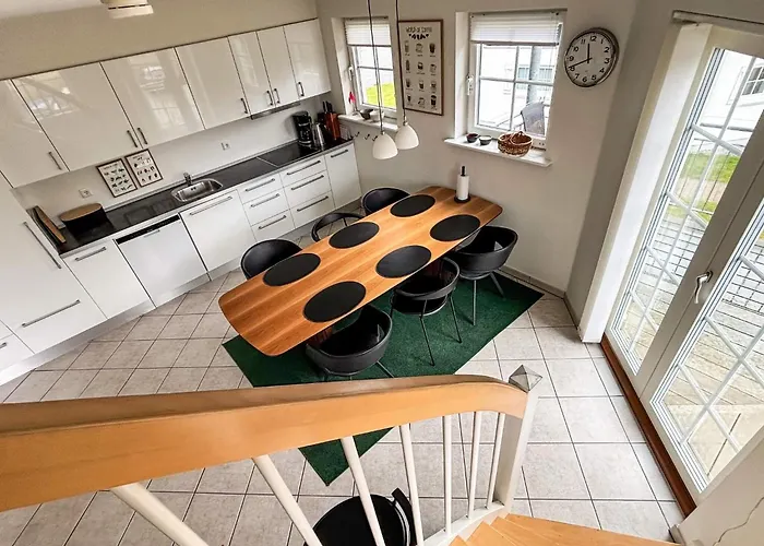 8 Person In Bogense-by Traum בוגנזה